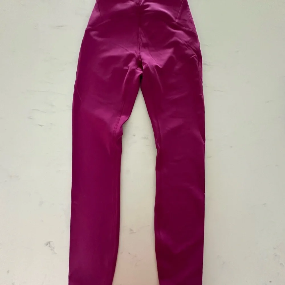 Lulu Lemon Invigorate leggings -  23” size 2 - Picture 3 of 3